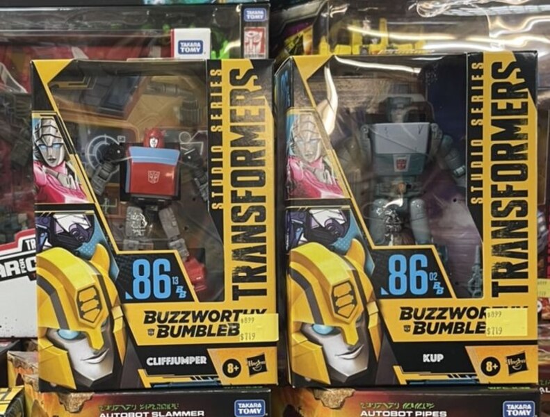 Buzzworthy Bumblebee Earthrise Cliffjumper And Studio Series Kup  (1 of 4)